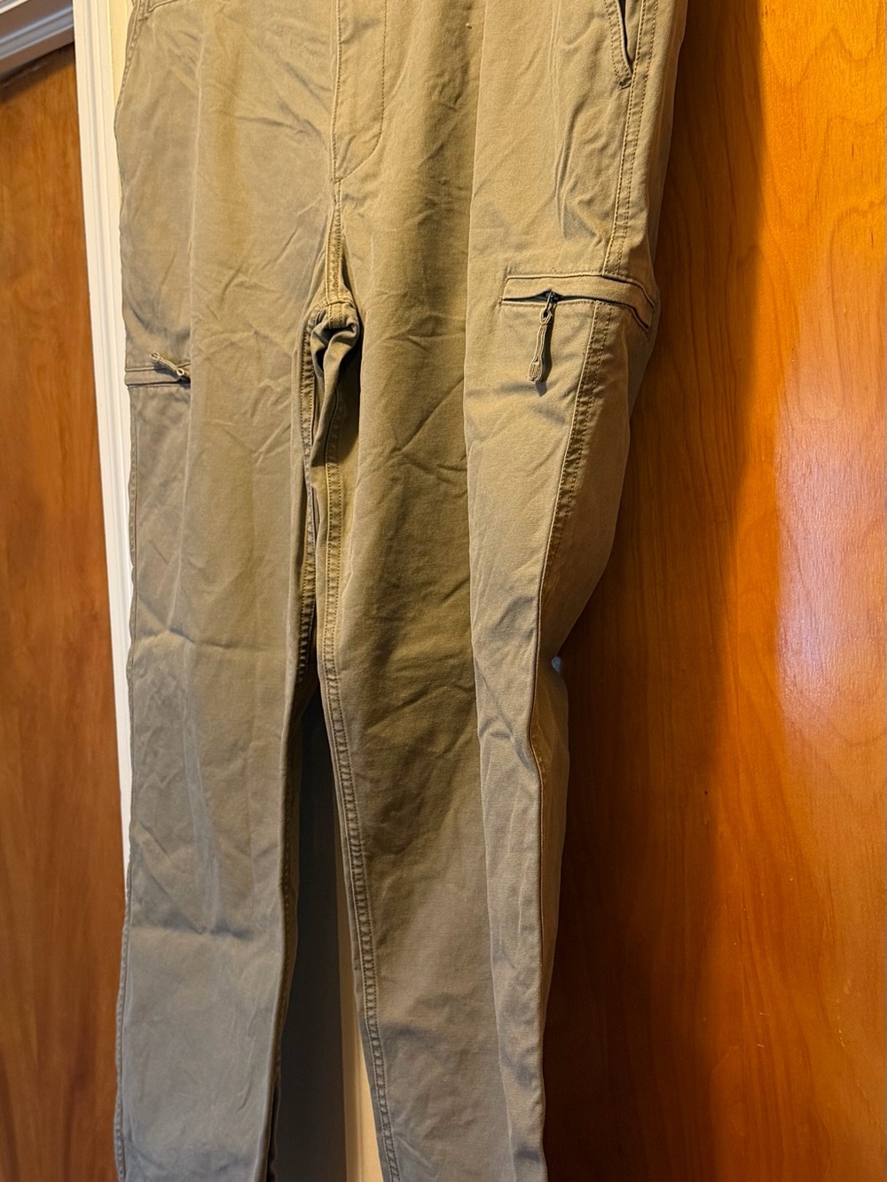 Dockers Men's Pacific Coast Collection Crossover Cargo Pants in Light Khaki